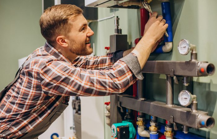 Hydraulischer-abgleich Mann der einen Hydraulischer-abgleich durchführt